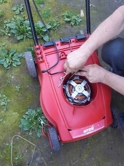 Устройство и неисправности газонокосилки электрической: как пользоваться, что делать если не включается, можно ли косить мокрую траву, можно ли мыть ее водой?