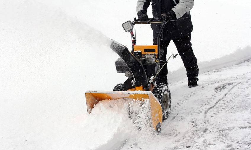 Снегоуборочный аппарат вместо лопаты: выбираем снегоуборщик для дачи