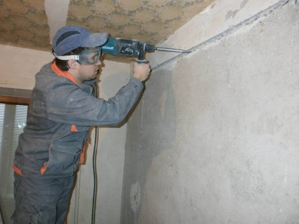 Как штробить стену под проводку своими руками без пыли – инструкция, чем лучше пользоваться, на какую глубину