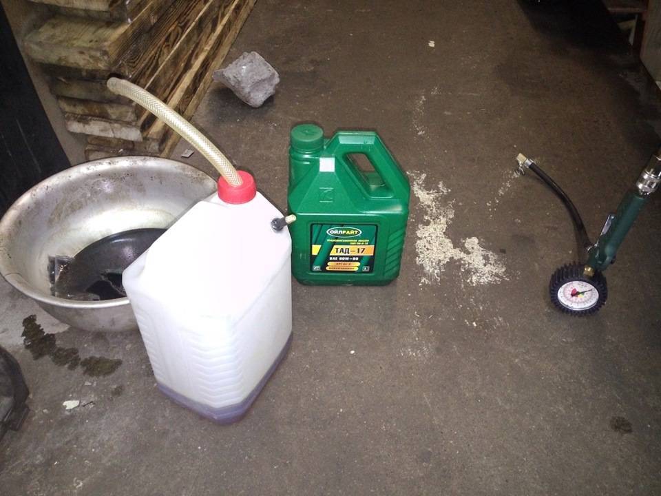 Как залить масло в подкатной домкрат