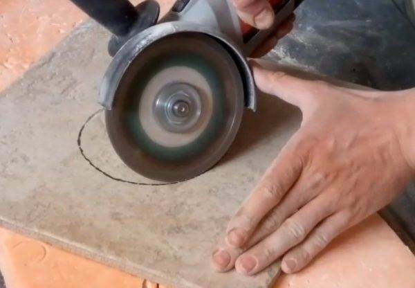Как резать плитку болгаркой без сколов в домашних условиях: советы по выбору дисков и технике резки