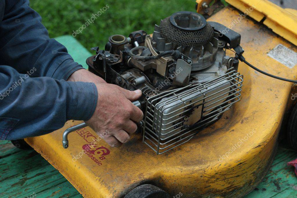 Как снять двигатель с газонокосилки makita