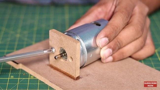 Как пользоваться дрелью: поменять сверло, просверлить плитку, металл и другие материалы